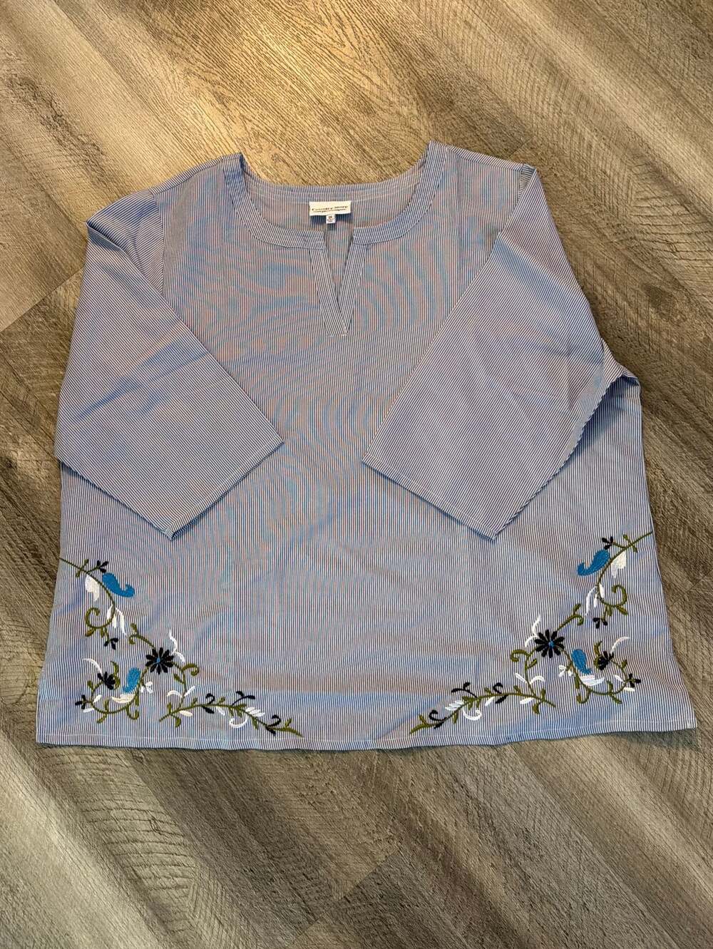 Country Store Women's Blue and White Striped 3/4 Sleeve Seersucker Tunic Top